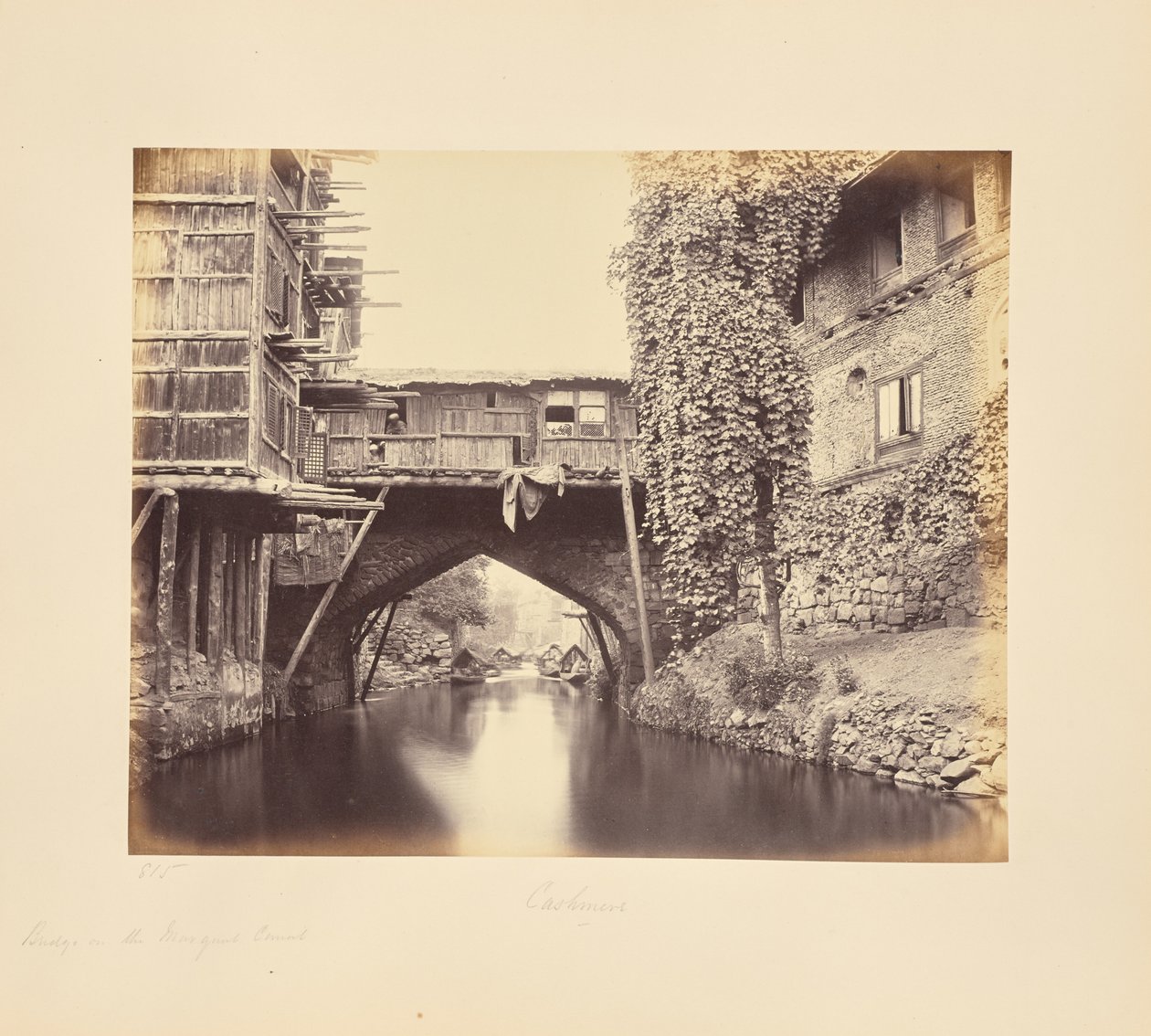 Srinagar; un puente sobre el canal Marqual de Samuel Bourne