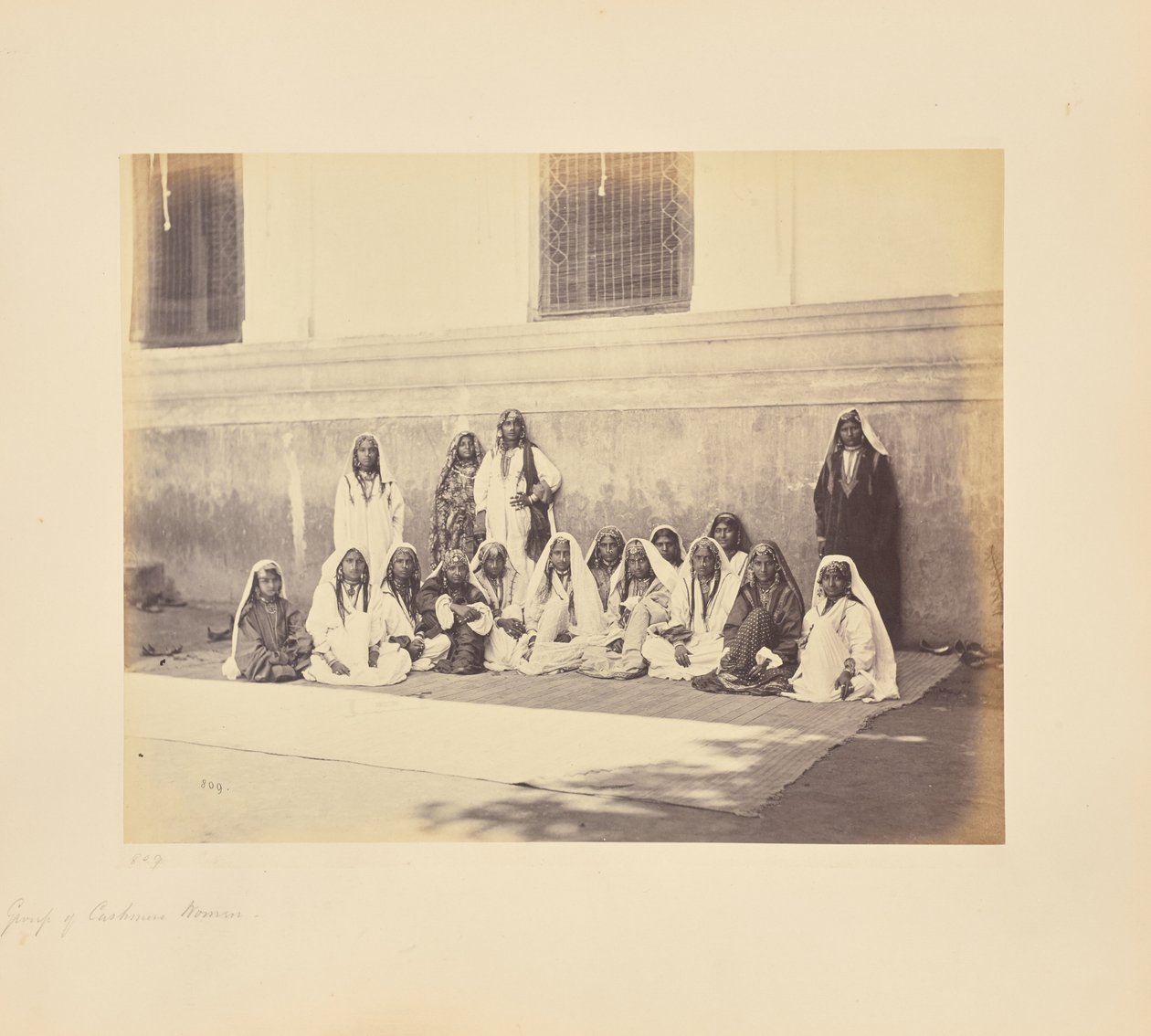 Srinuggur; Un grupo de mujeres cachemiras de Samuel Bourne