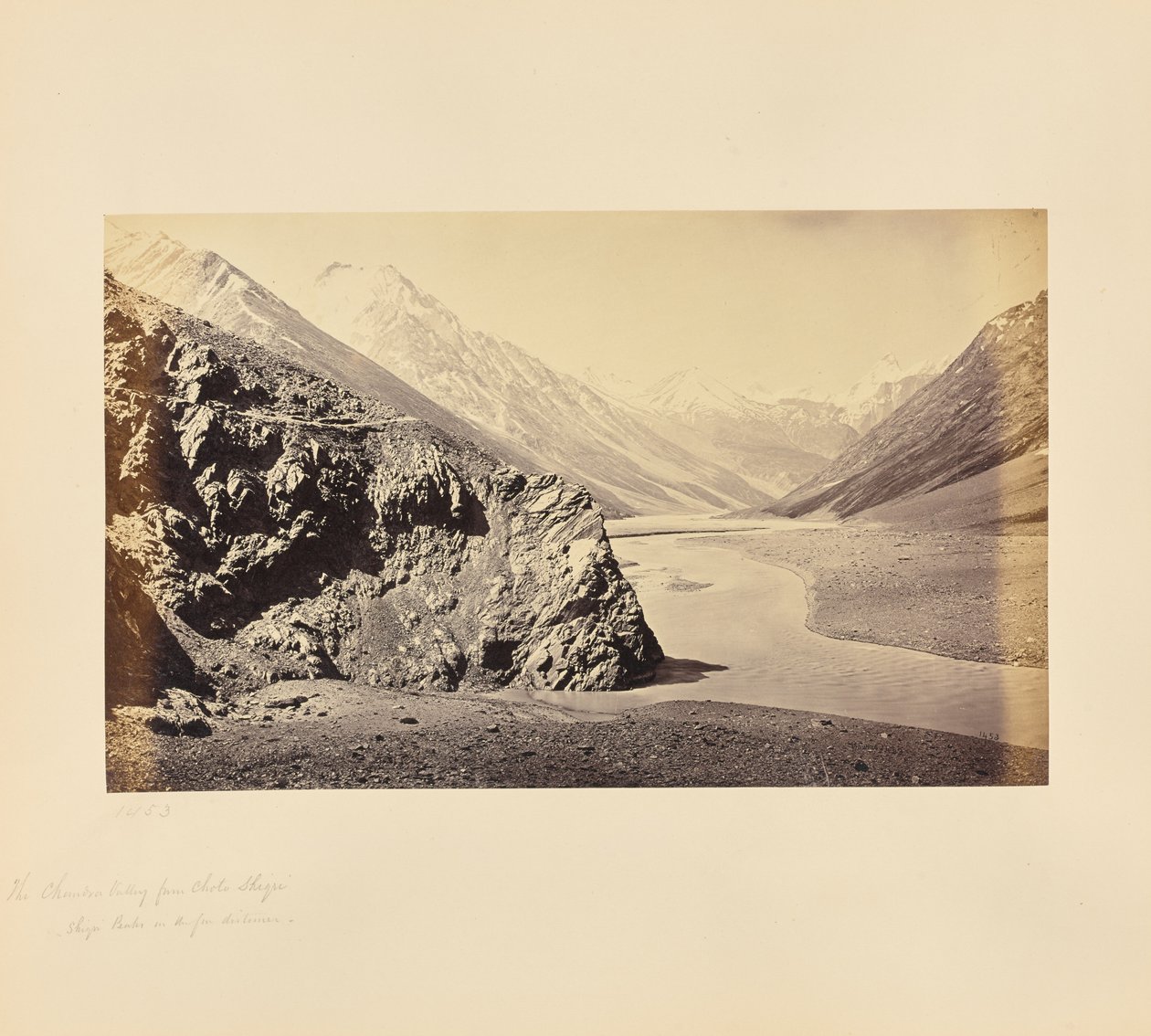 El valle de Chandra desde Chota Shigri - Los picos Shigri en la lejanía de Samuel Bourne