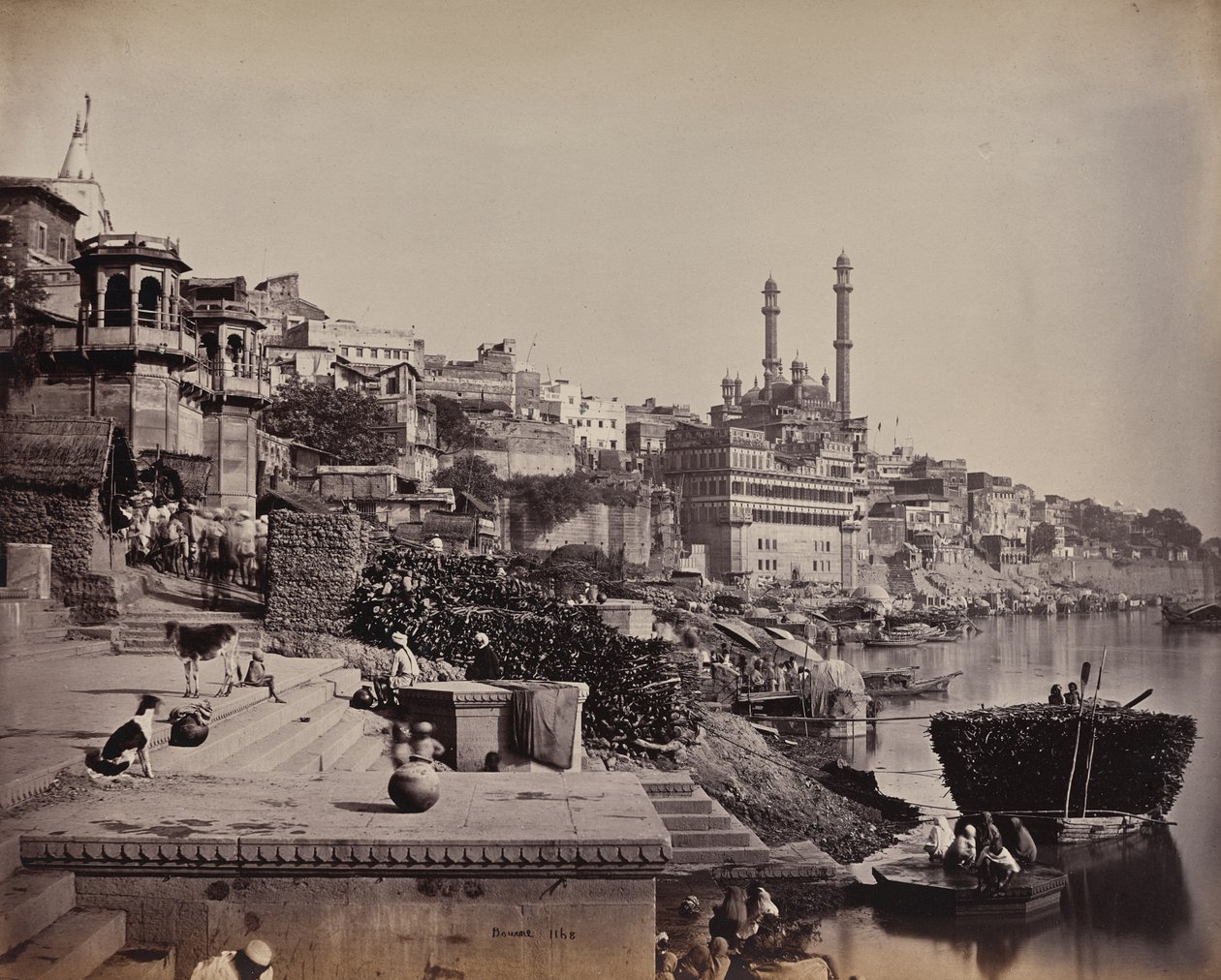 La ciudad de Benarés, a orillas del Ganges. Vista de la Gran Mezquita de A () y los embarcaderos adyacentes de Samuel Bourne