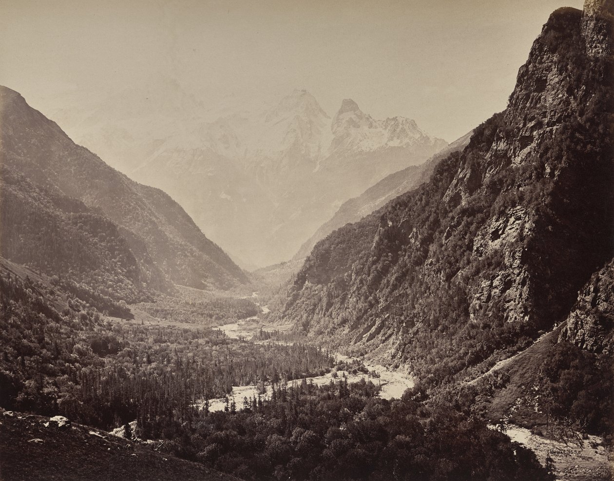 El alto Himalaya. Vista del valle desde Fallaldasa con los picos de Srikanta a lo lejos de Samuel Bourne