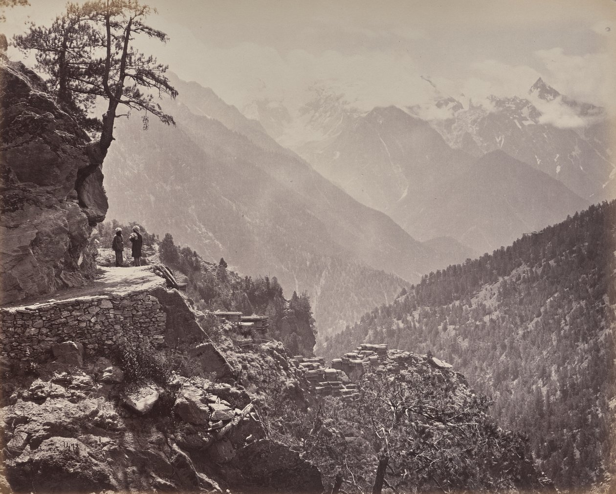 El alto Himalaya. Vista de la nueva carretera entre India y China. Monte Pangi con los picos nevados de China a lo lejos de Samuel Bourne