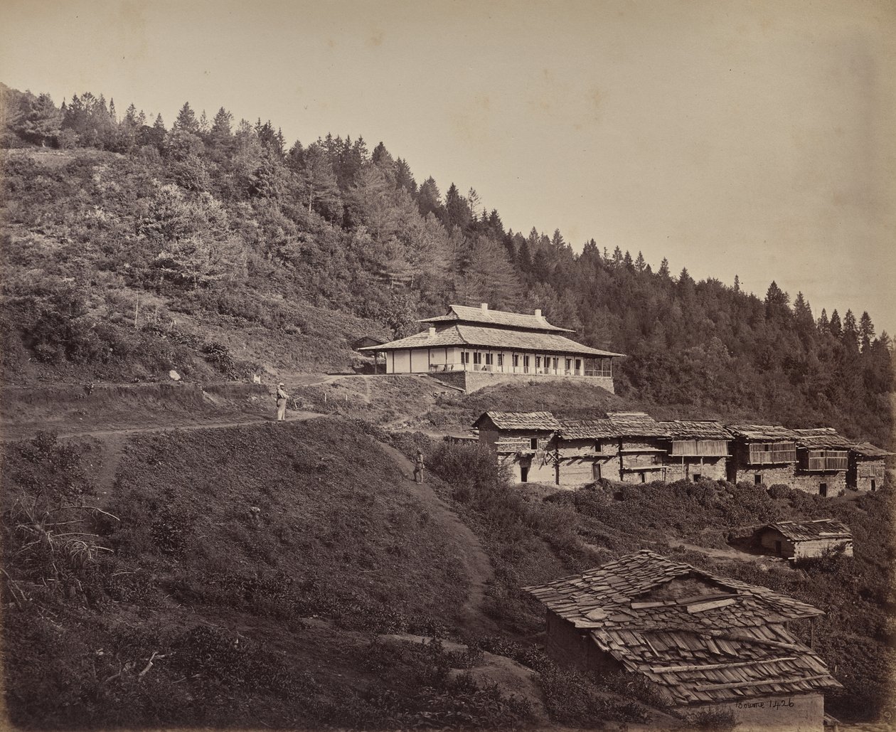 El alto Himalaya. Aldea de Harkundu con bungalow para viajeros en una casa de descanso de Samuel Bourne