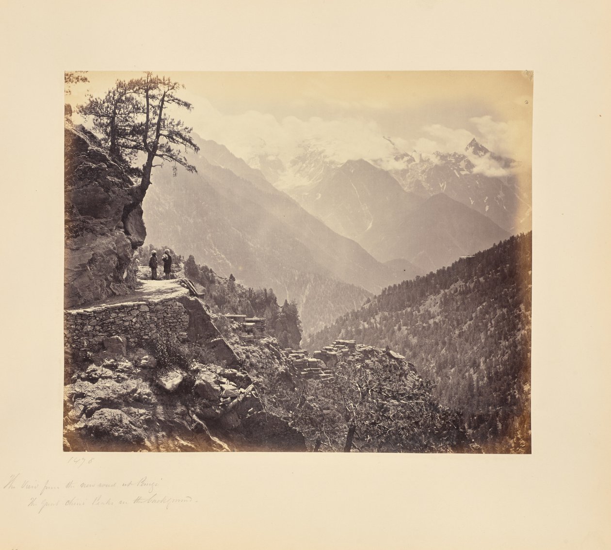 La vista desde la nueva carretera de Pangi - los grandes picos Chini al fondo de Samuel Bourne