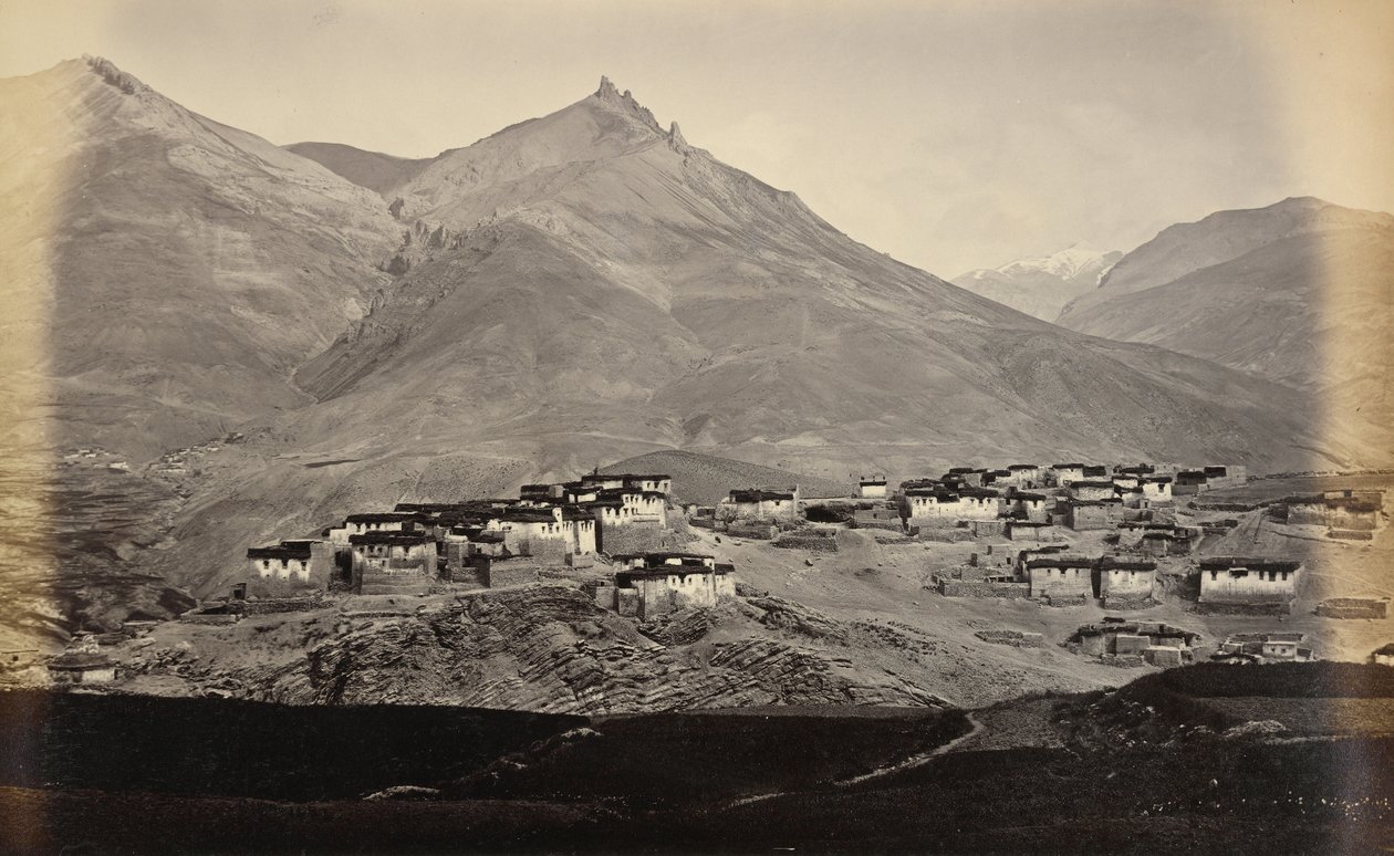 El pueblo de Kibber, en Spiti, con Chikkim a lo lejos de Samuel Bourne