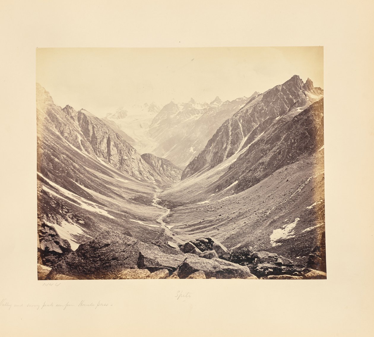 Valle y picos nevados, vistos desde el paso de Hampta, lado de Spiti de Samuel Bourne