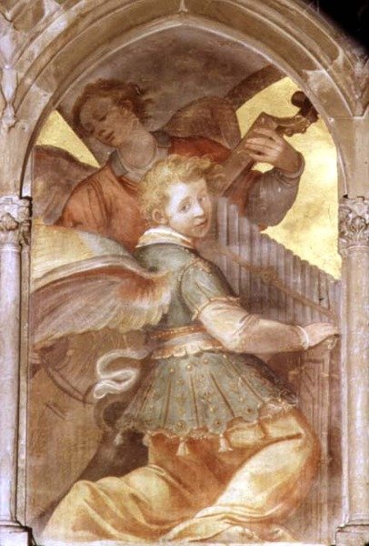 Ángeles musicales dentro de un claustro trompe l