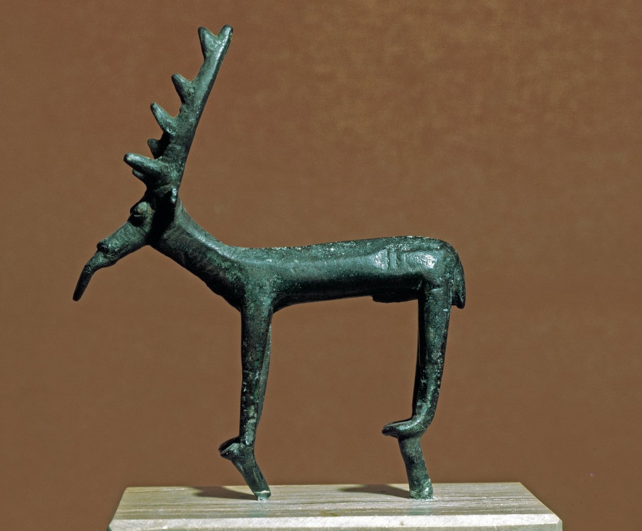 Cultura nurágica (nuraghi) sarda: estatuilla de bronce del ciervo de Iglesias. Siglos VIII-VII a.C. Cagliari, Museo Nacional Arqueológico, Cerdeña, Italia de Sardinia Nuragic Civilization
