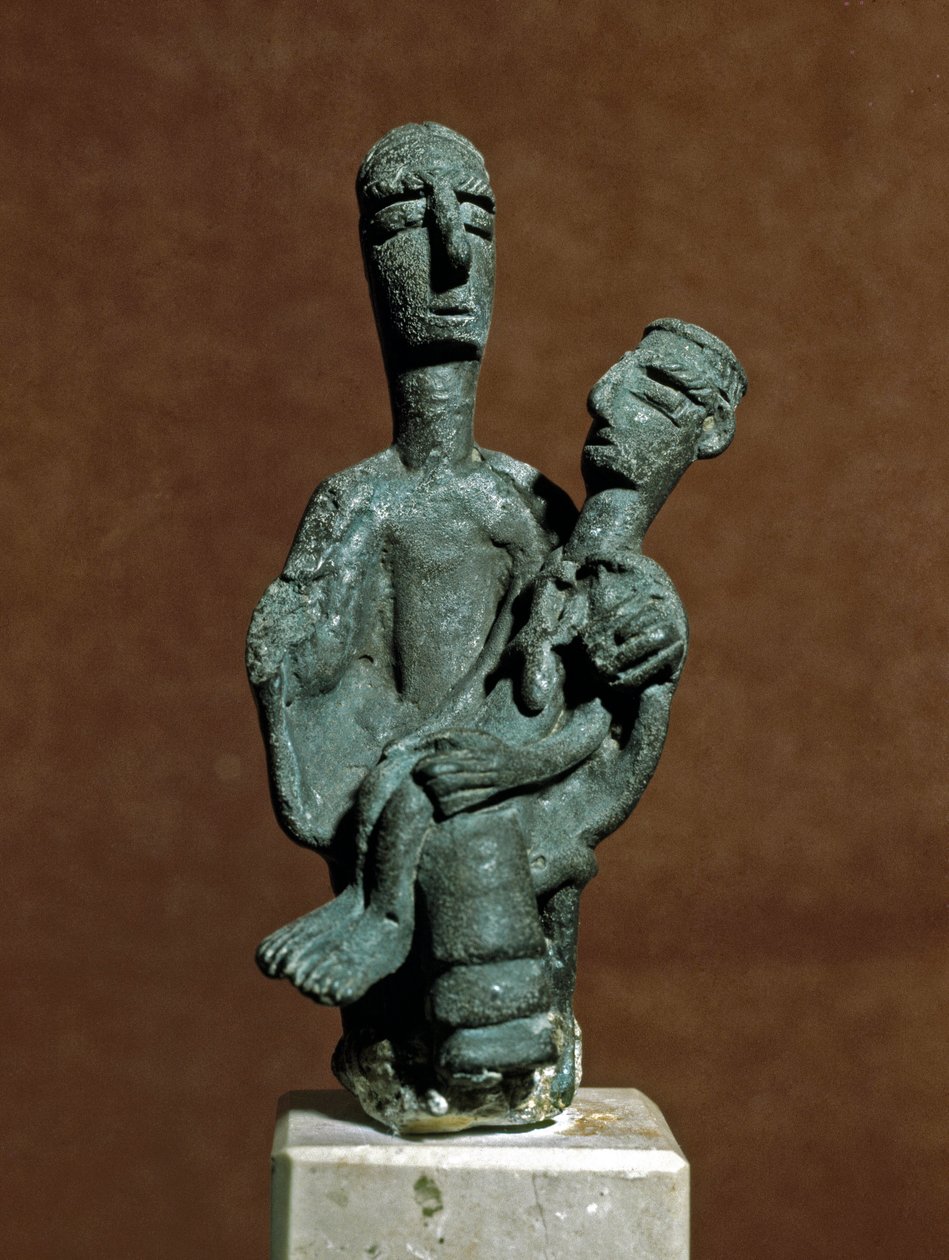 Cultura nurágica (nuraghi) sarda: estatuilla de bronce de la Diosa Madre sosteniendo a un guerrero muerto. De Urzulei cerca de Nuoro. Siglos VIII-VII a.C. Cagliari, Museo Nacional Arqueológico, Cerdeña, Italia de Sardinia Nuragic Civilization