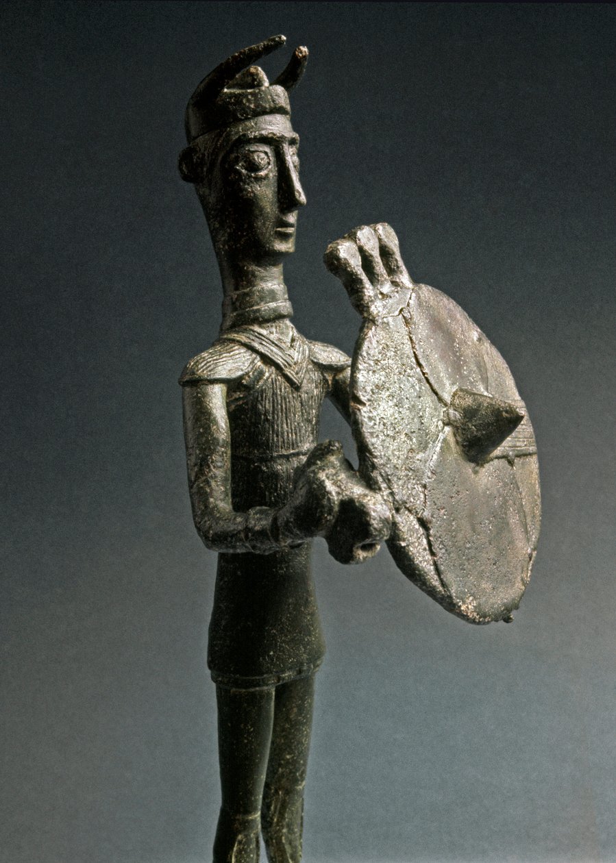 Cultura nurágica (nuraghi) sarda: estatuilla de bronce de guerrero con escudo. Siglos VIII-VII a.C. Museo Nacional Prehistórico Etnográfico 