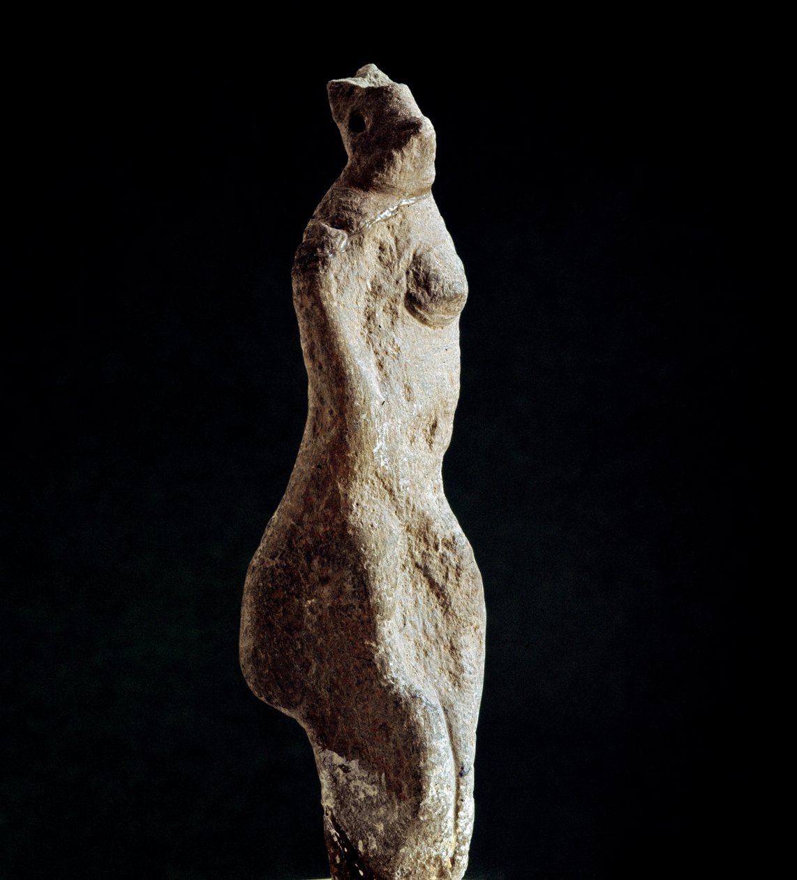 Cultura nurágica (nuraghi) sarda: estatuilla de piedra caliza de Venus esteatopigia (forma de espalda baja) (Venus de Macomer), procedente de Macomer, cerca de Nuoro. Del período prenurágico (siglos XXV-XVIII a.C.) Eneolítico. Cagliari, Museo Nacional Arqu de Sardinia Nuragic Civilization