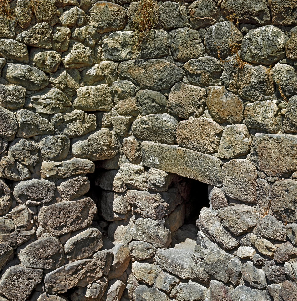 Cultura nurágica (nuraghi) sarda: ruinas de la ciudad nurágica del sitio megalítico de Su Nuraxi: la torre real. 1100-1050 a.C. Barumini, Cerdeña, Italia de Sardinia Nuragic Civilization