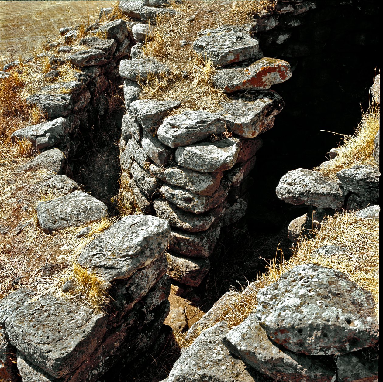 Cultura nurágica (nuraghi) sarda: ruinas de la ciudad nurágica en el sitio megalítico de Losa: una de las torres defensivas. Siglo XV a.C. Abbasanta, Cerdeña, Italia de Sardinia Nuragic Civilization