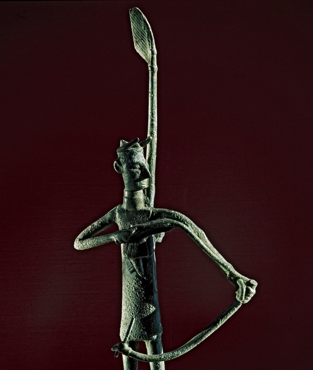 Cultura nurágica (nuraghi) sarda: estatuilla de guerrero tirando de un arco de bronce. Siglos VIII-VII a.C. Cagliari, Museo Nazionale Archeologico, Cerdeña, Italia de Sardinia Nuragic Civilization