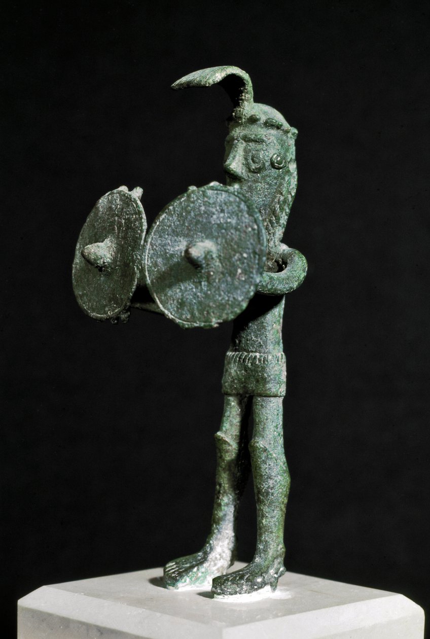 Cultura nurágica (nuraghi) sarda: estatuilla que representa una criatura demoníaca armada con un doble escudo de bronce. Siglos VIII-VII a.C. Cagliari, Museo Nacional Arqueológico, Cerdeña, Italia de Sardinia Nuragic Civilization