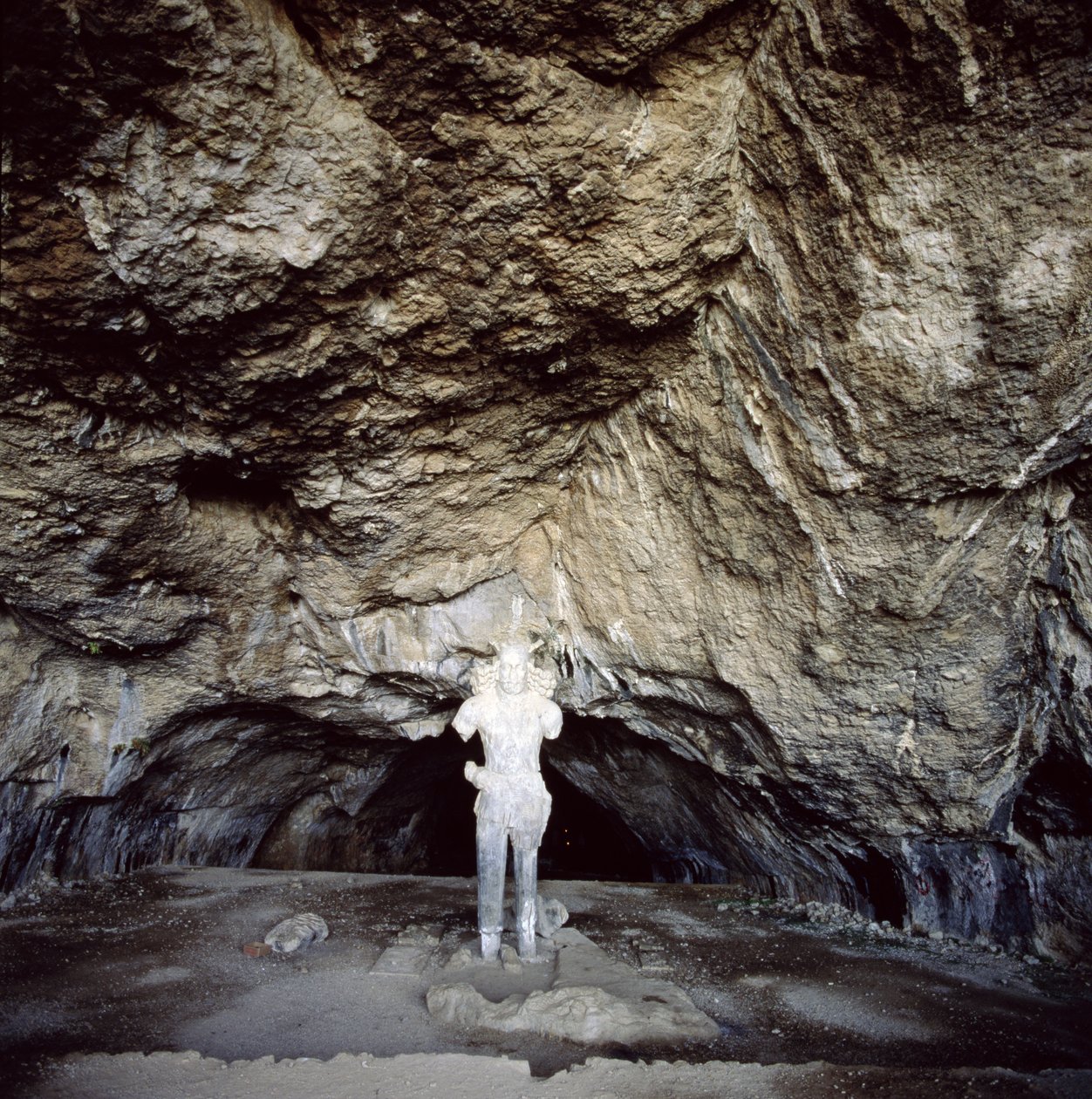 Estatua de Shapur I (AD 241-70) tallada en una estalagmita de Sasanian