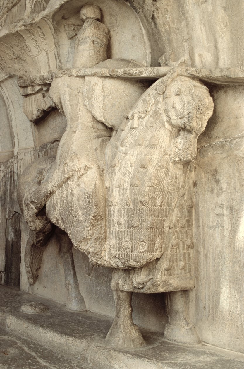 Escultura de Khosrow Parviz en su caballo Shabdiz con el equipo de un caballero fuertemente armado, c.620 d.C. de Sasanian School