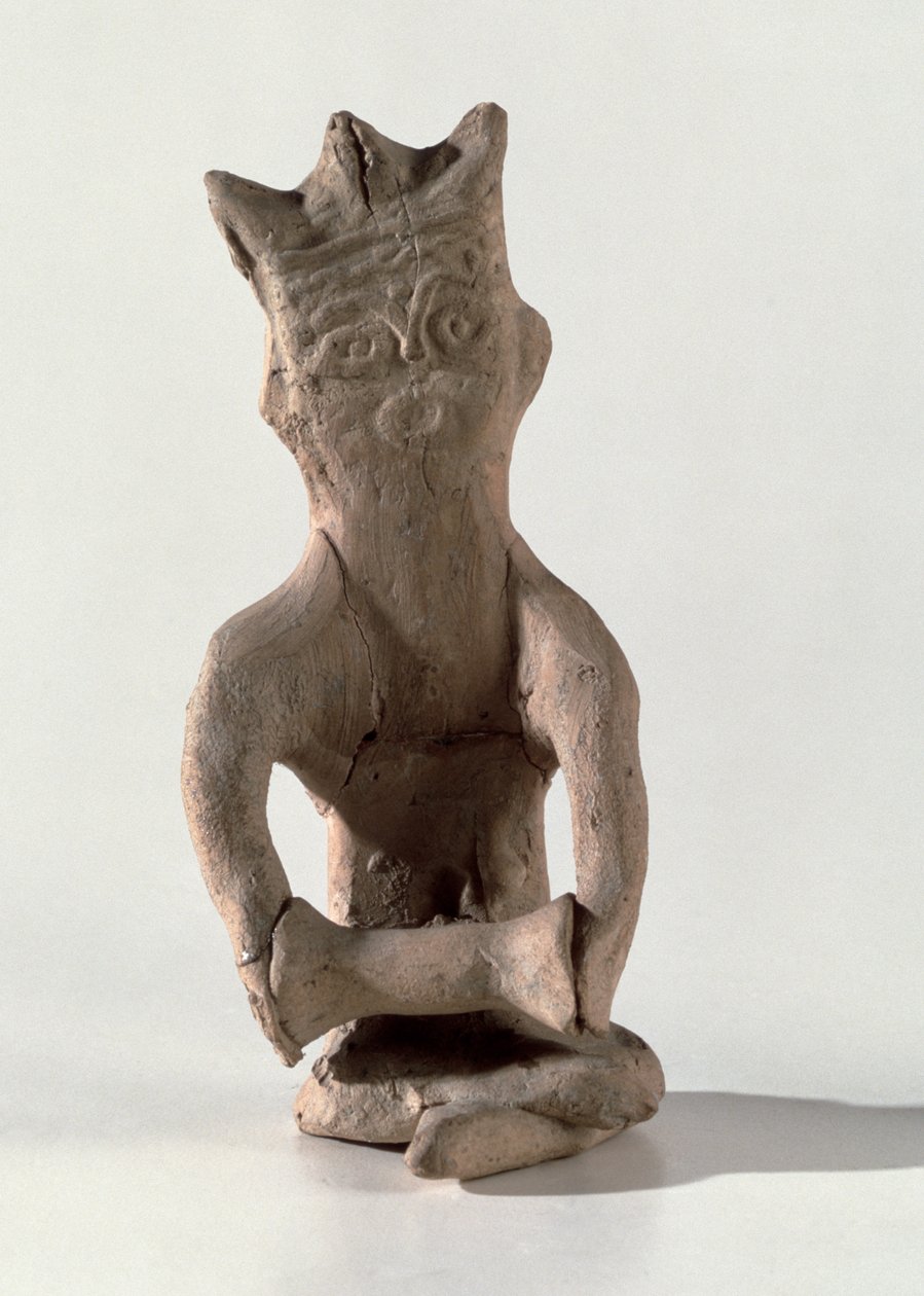 Figura sentada con las piernas cruzadas con un objeto que se cree que es un tambor, de Susa, Irán, siglos IV-VI d.C. (hueso) de Sasanian School