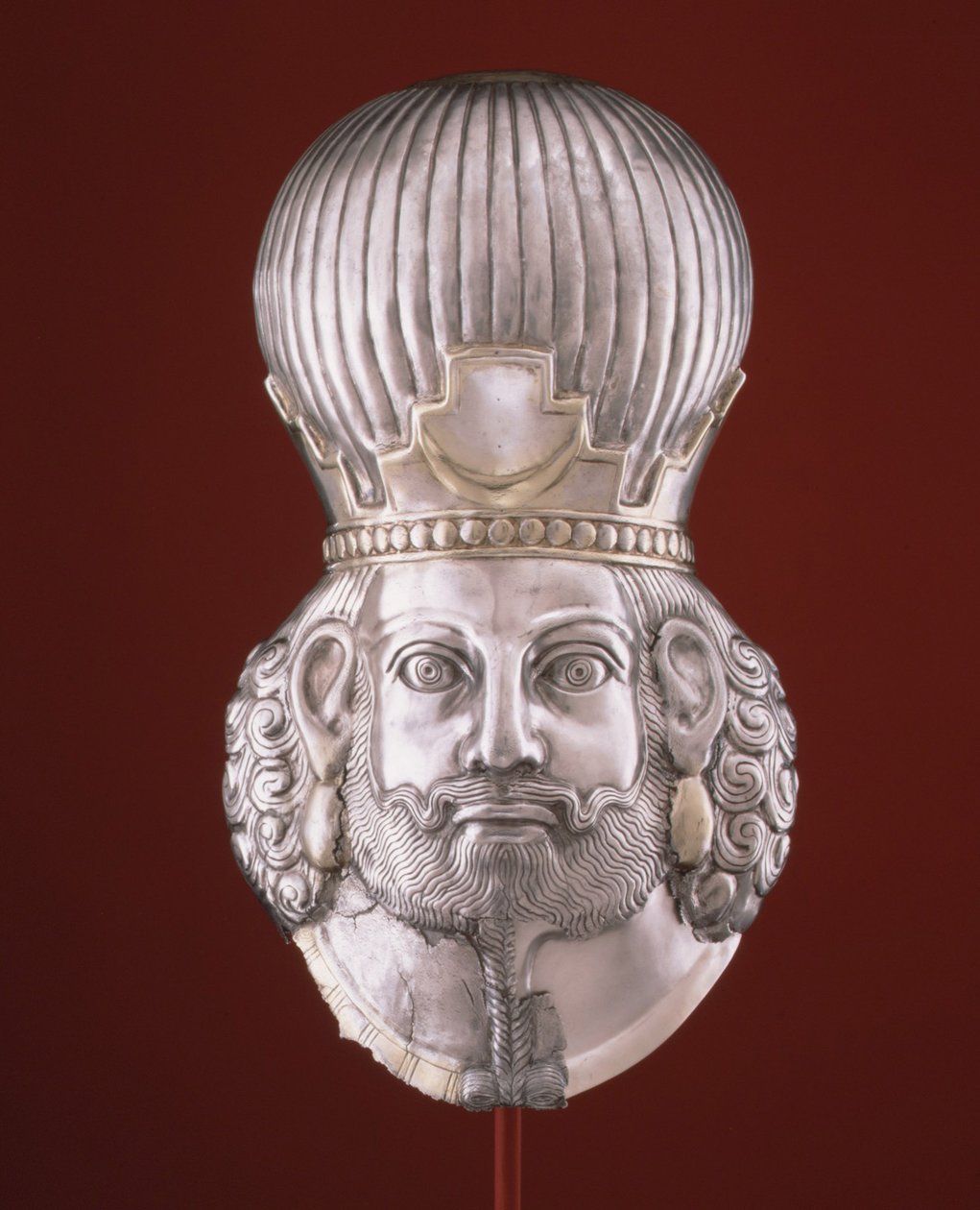 Cabeza de un rey, c. siglo IV (plata, dorado con mercurio) de Sasanian School