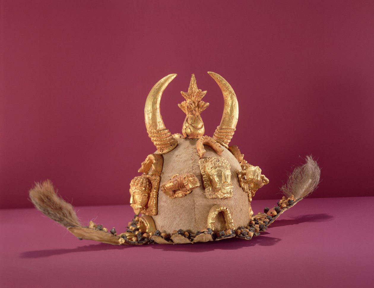 Casco asante usado por los funcionarios, procedente de Ghana (oro y piel de animal) de School African