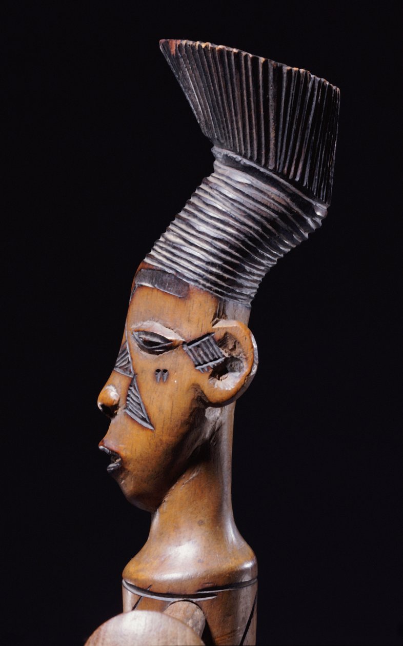 Detalle de una fina arpa Magbetu con la cabeza de perfil (madera) de School African