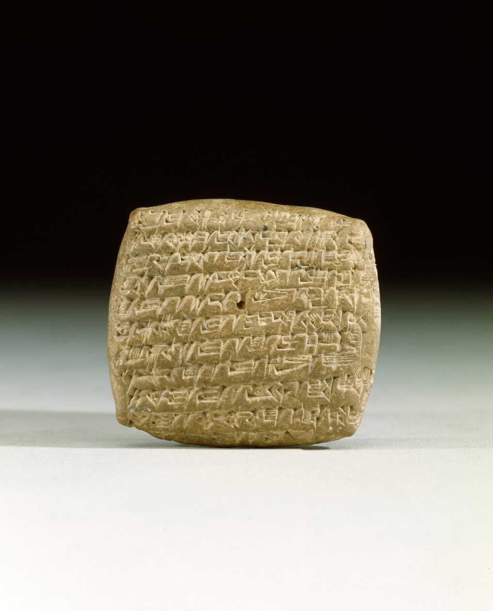 Una antigua tablilla cuneiforme asiria, de la colonia mercantil en Kanesh en Capadocia, exigiendo el pago de cuentas vencidas, c.1900-1800 a.C. de School Assyrian