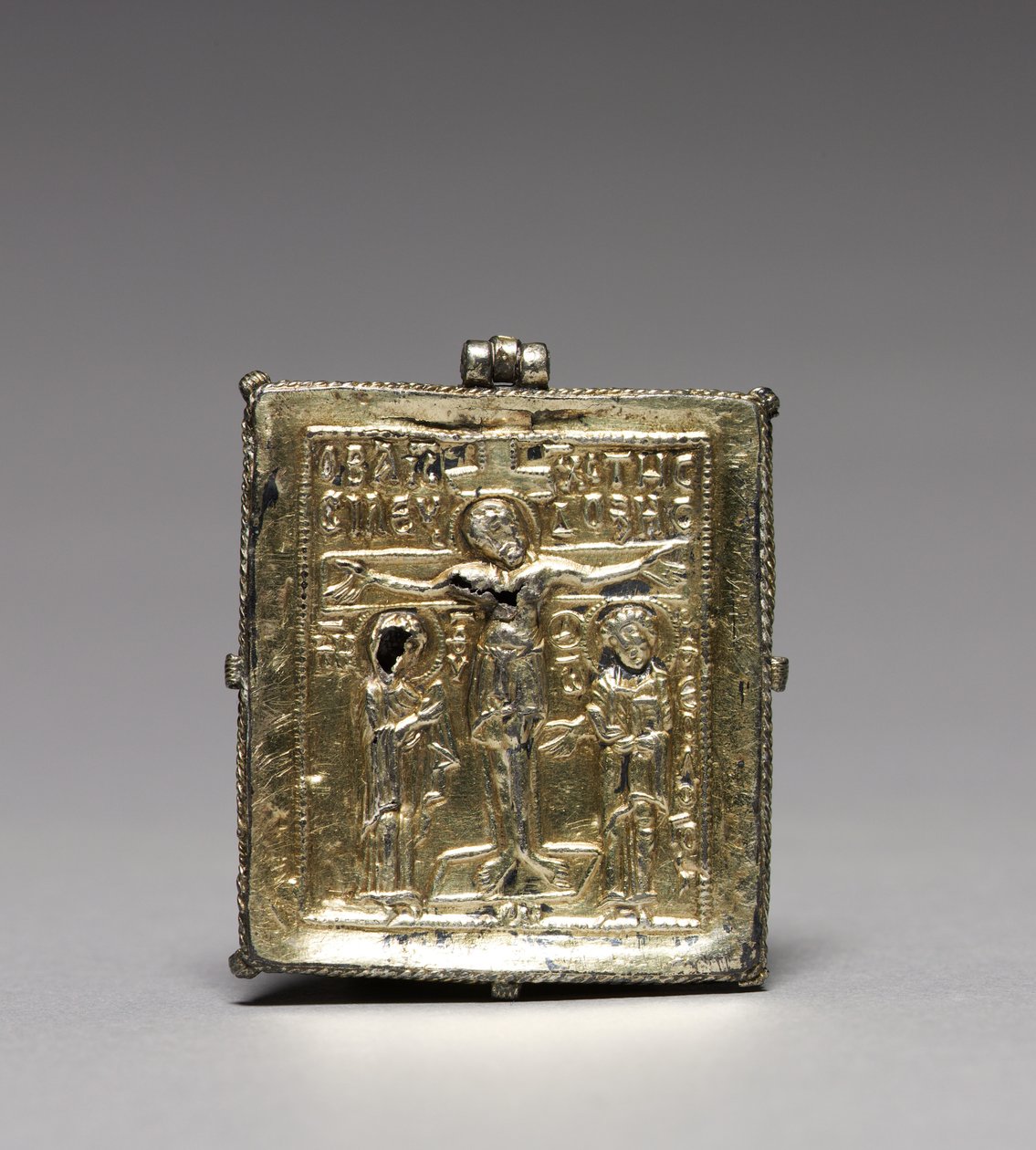 Enkolpion con la Crucifixión (frente) y Santos Teodoro y Jorge (detrás) de School Byzantine
