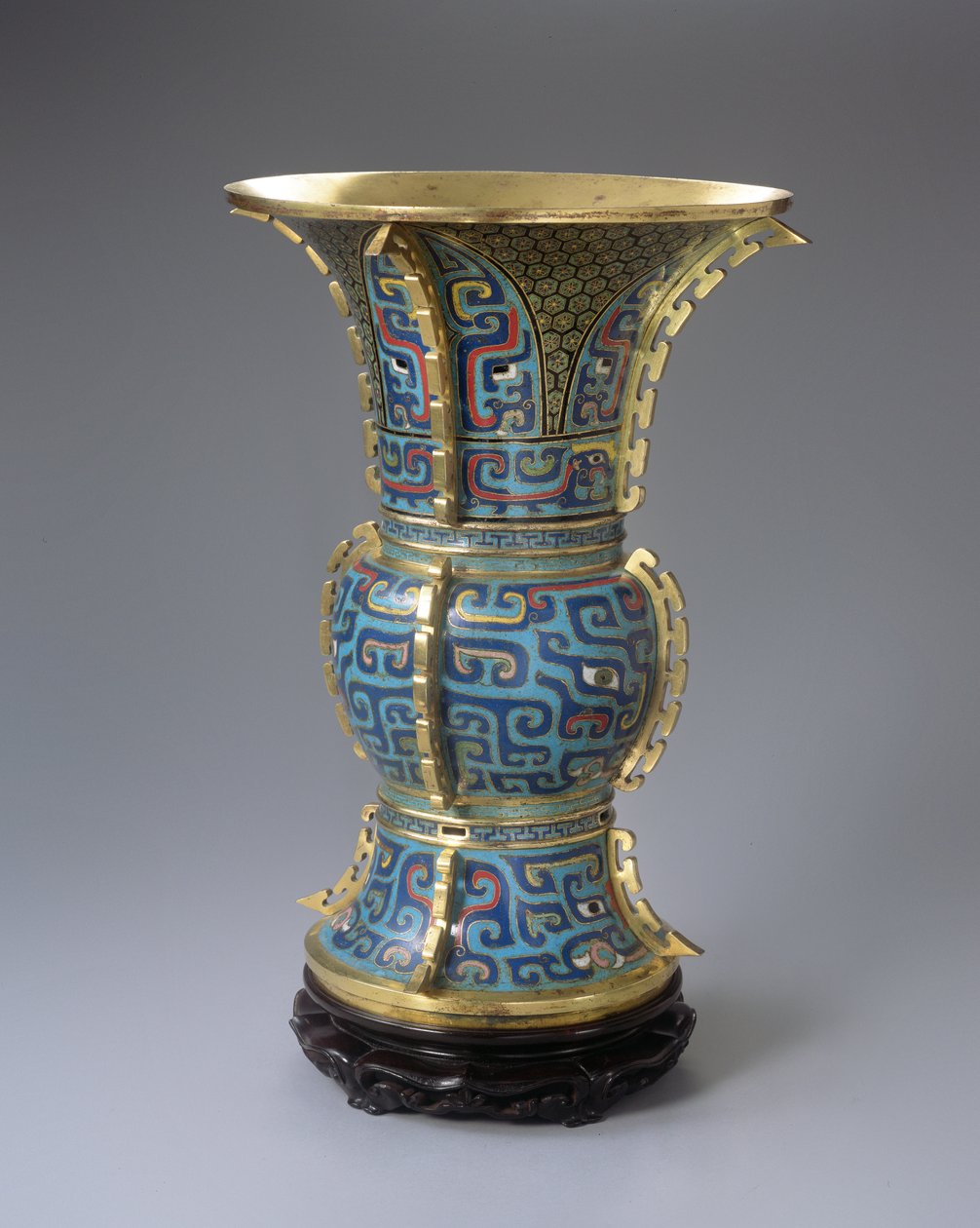 Jarrón en forma de Zun y soporte (esmalte cloisonné y zitan) de School Chinese