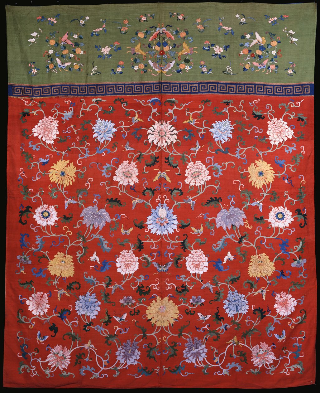 Un gran colgante tejido en kossu en sedas de colores sobre un fondo rojo, con un borde superior de verde manzana, chino del siglo XVIII o XIX de School Chinese
