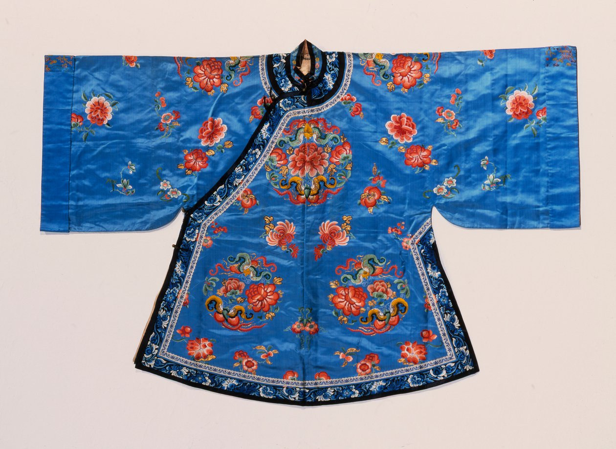 Una túnica informal de satén azul no me olvides, bordada en sedas con peonías y rondeles de mariposas esparcidos con flores de loto, duraznos y otras frutas y flores de School Chinese