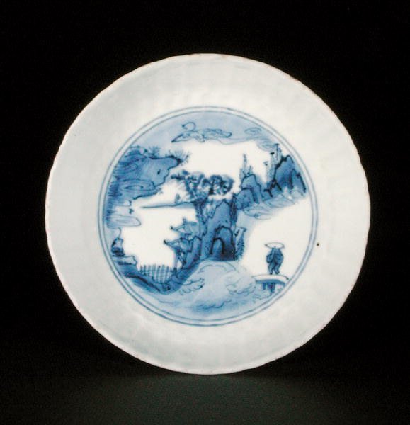 Plato kraak azul y blanco pintado con una figura en un paisaje, marca Egret, Wanli o Tianqi de School Chinese