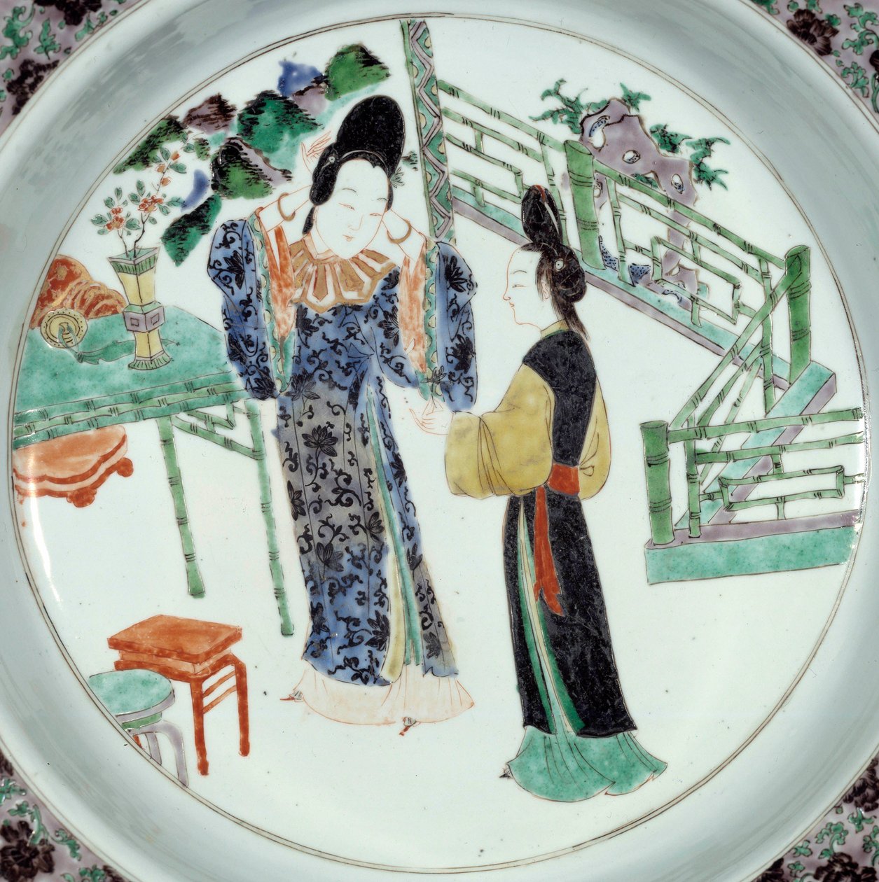 Arte chino: “” Dos mujeres elegantemente peinadas”” Plato de cerámica del siglo XVIII. París, Museo Guimet, Museo Nacional de Artes Asiáticas de School Chinese