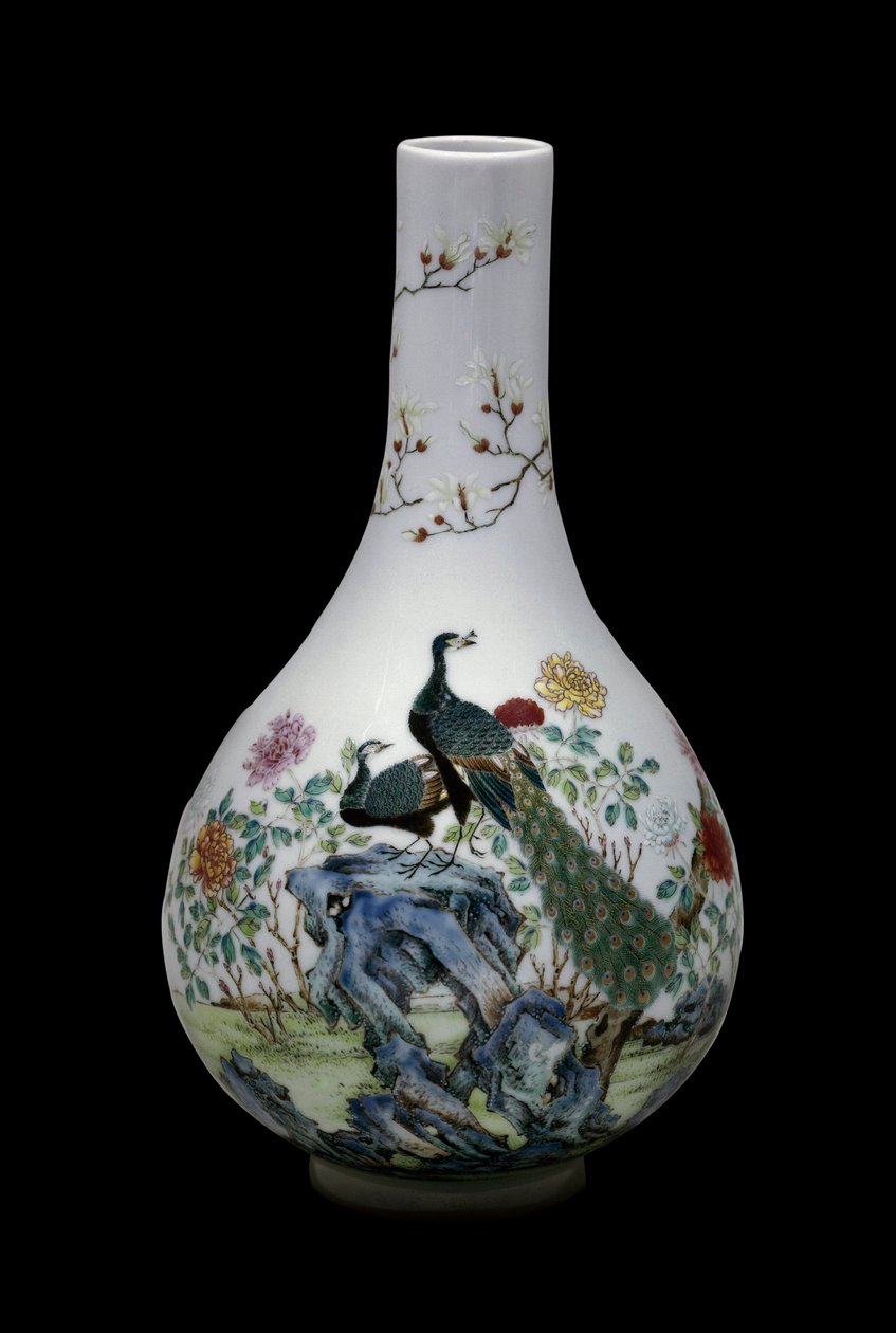 Arte chino: jarrón de cerámica de la familia rosa decorado con pájaros (incluyendo pavos reales) y flores. Reg. Qianlong (1736-1795). París, Museo Guimet, Museo Nacional de Artes Asiáticas de School Chinese