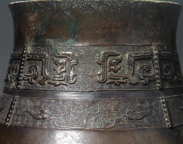 Detalle de un jarrón Hu con decoración en relieve (detalle) de School Chinese