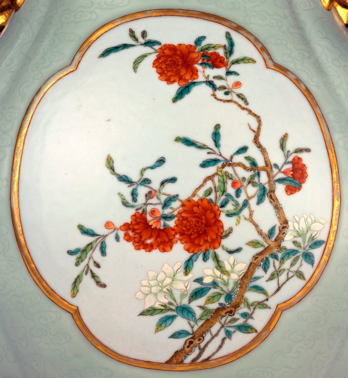 Detalle de un Fino y Muy Raro Jarrón Famille Rose con Fondo Celadón y Esmalte Dorado de Prunus y Rosas de School Chinese