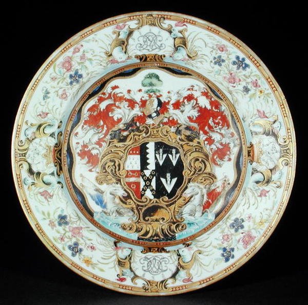 Plato pintado en esmaltes famille rose en estilo Rococó con los escudos de Leake Okeover Esq., período Kangxi (1662-1722) de School Chinese