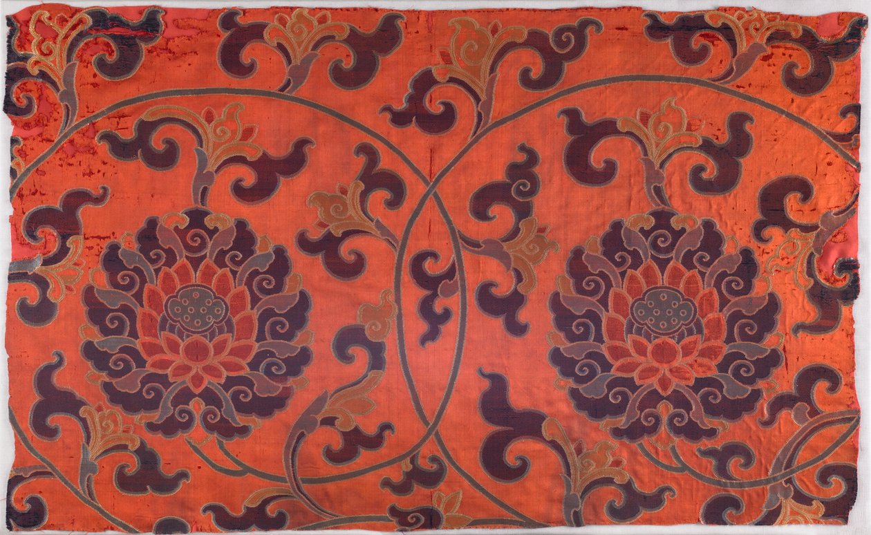 Fragmento de textil con diseño de flores de loto, tallos y hojas (satén tejido giratorio) de School Chinese