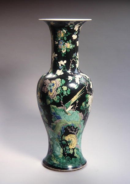 Gran Jarrón Famille Noire Yen Yen, período Kangxi (1662-1722) de School Chinese