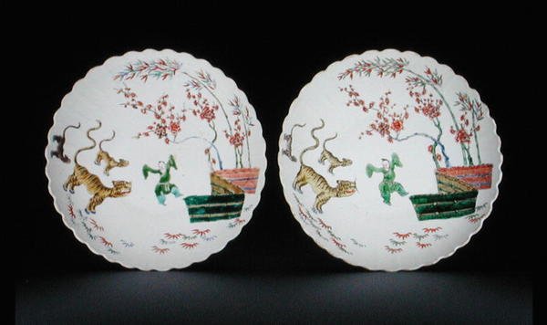 Par de platos decorados con esmaltes famille verte en estilo Kakiemon, periodo Kangxi de School Chinese