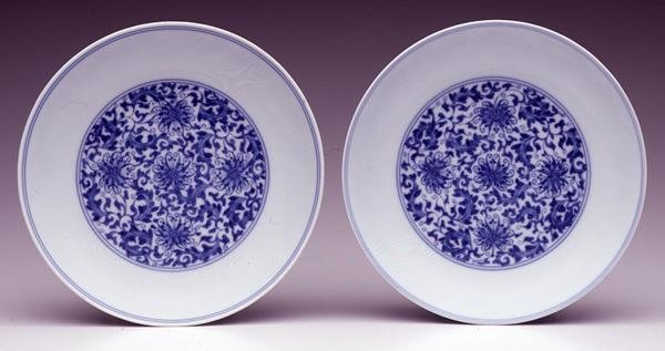 Par de platos de salsa, con flores de loto estilizadas, marca y período de Yongzheng 1723-35 (porcelana con esmalte azul) de School Chinese