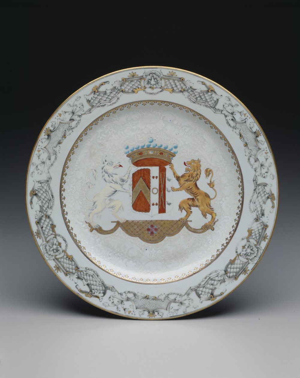 Plato con escudo de armas, c.1740 de School Chinese