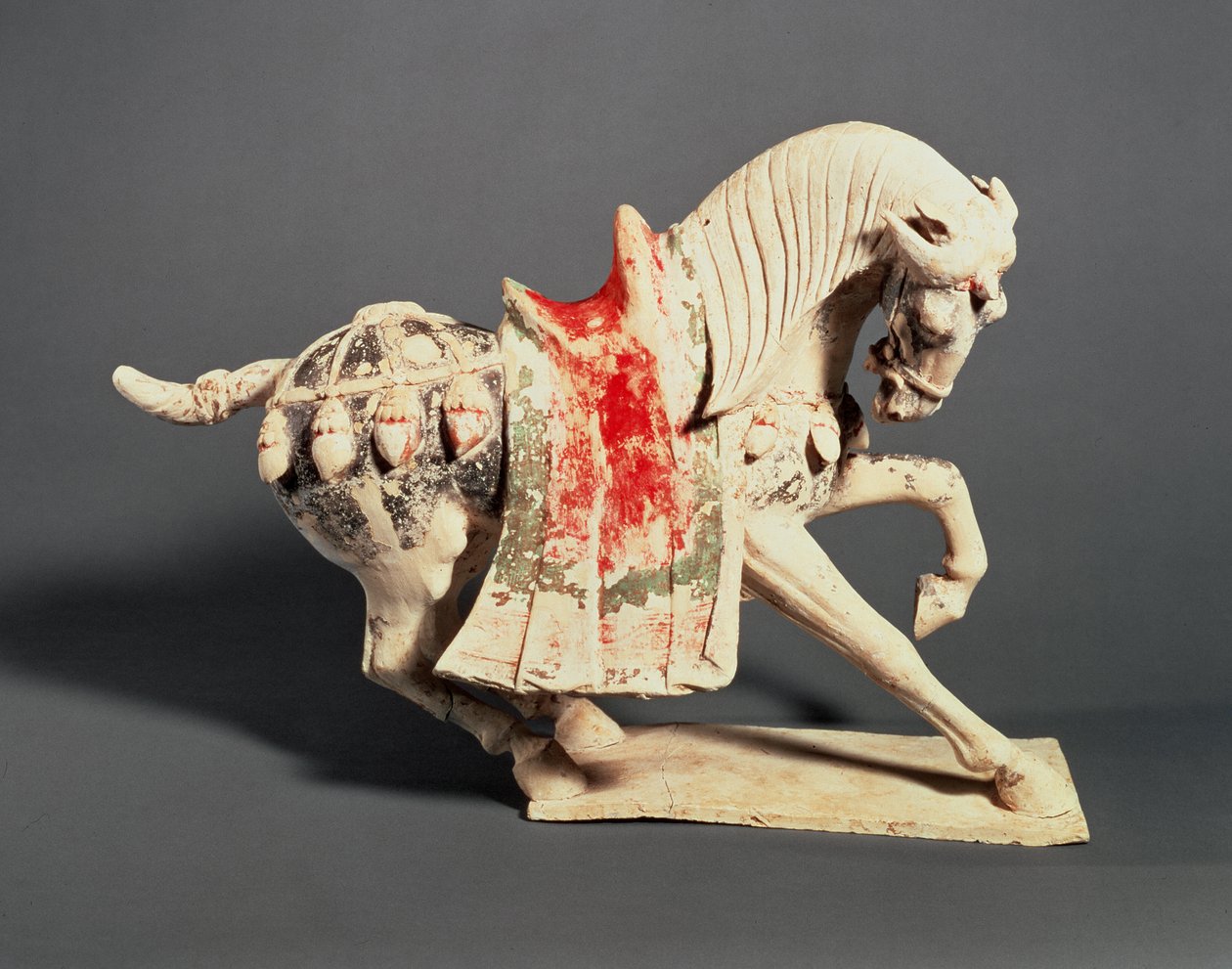 Caballo saltarín, figurilla de tumba, siglo VII-principios del siglo VIII, dinastía Tang (loza blanca moldeada, engobe blanco y pigmentos) de School Chinese