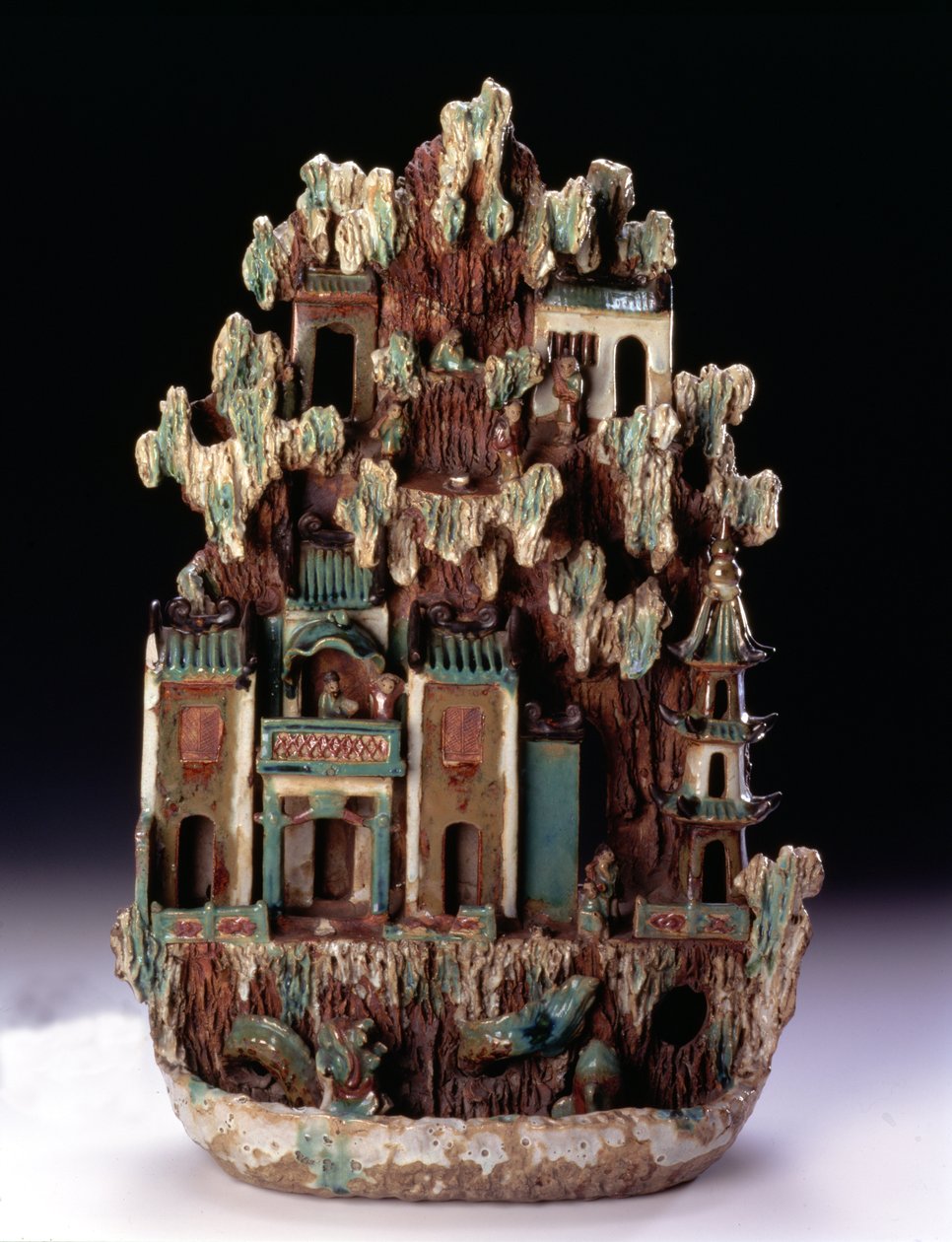 Paraíso taoísta de la montaña en Penglai hecho en los hornos de Shiwan, provincia de Guangdong, dinastía Qing 1644-1912, finales del siglo XIX de School Chinese
