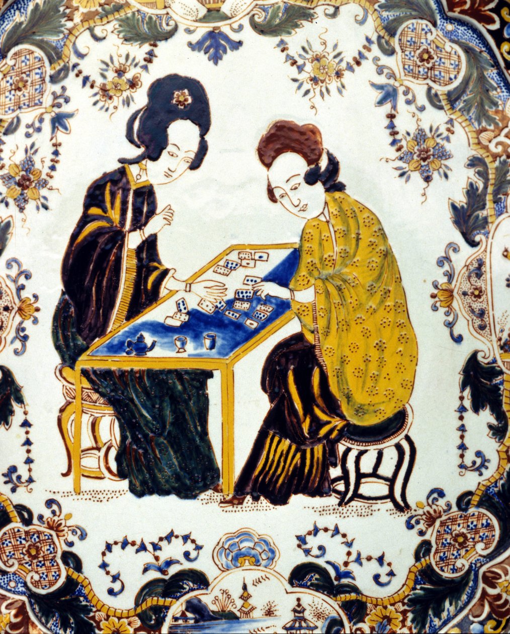 Dos mujeres jugando a las damas. China siglo XVIII. cerámica. Milán de School Chinese