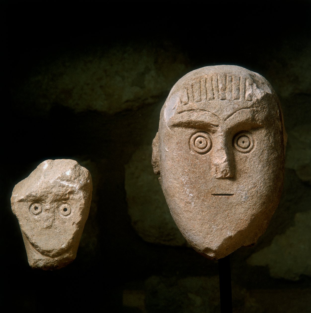 Cabezas cónicas, de un monumento funerario encontrado en Daunia de School Daunian