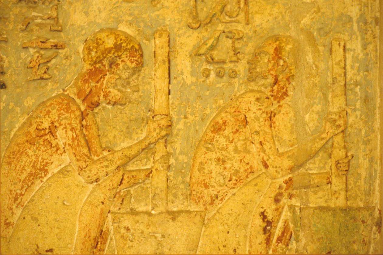 Antiguo Egipto, Tallado/pintura mural, Tumba de Petosiris, Tuna el Gebel, 300 a.C., Trabajadores utilizando mortero (foto) de School Egyptian