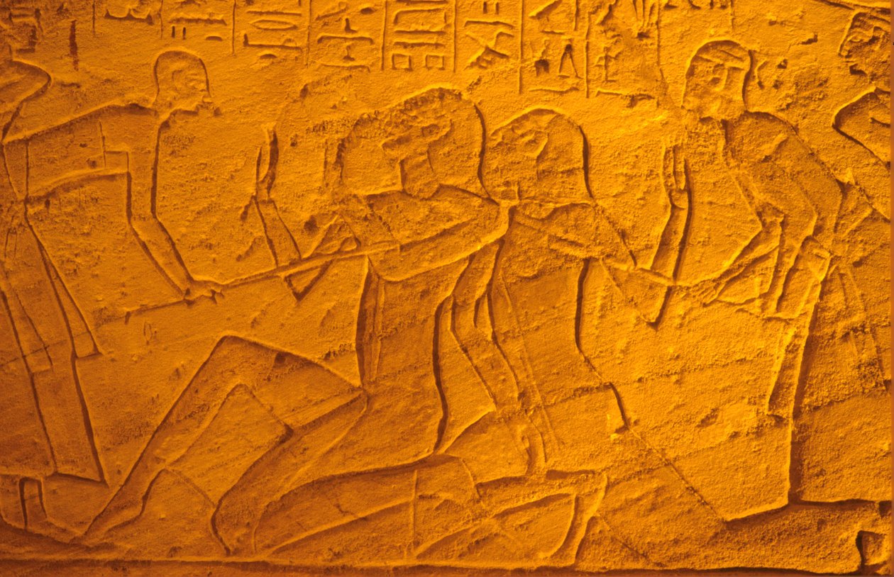 Antiguo Egipto, Pintura mural, prisioneros hititas golpeados con palos, Templo de Ramsés II y Nefertari, Abu Simbe (foto) de School Egyptian
