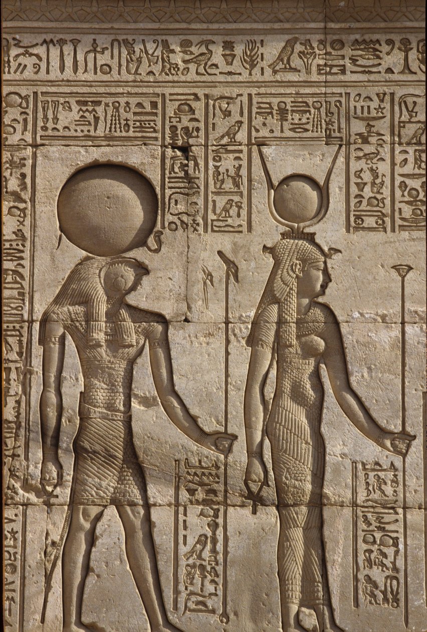 Antiguo Egipto, Pintura mural/talla, Horus e Isis reciben una ofrenda del faraón, Templo de Hathor, Dendera (foto) de School Egyptian