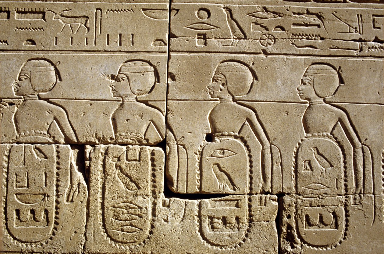Antiguo Egipto, Pintura mural/talla, Pilón Seis de Karnak/Luxor, Parte de las listas de tribus del sur y de Siria que fueron subyugadas por el ejército de Tutmosis III, Templo de Karnak, Luxor. de School Egyptian
