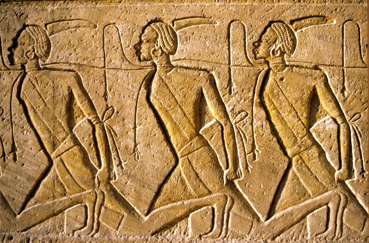 Antiguo Egipto, Pintura mural/talla, Fila de prisioneros que representan al pueblo kushita, representado como africano, que ha sido derrotado por Ramsés II, Templo de Ramsés II, Abu Simbel. de School Egyptian